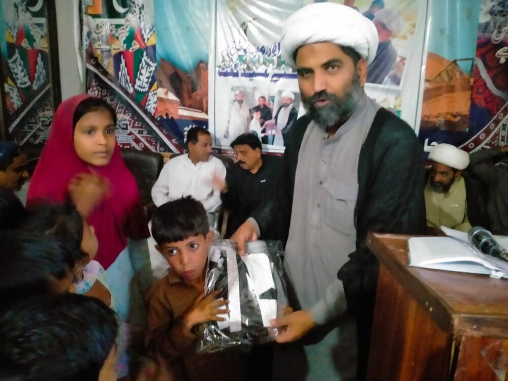 علامہ مقصود ڈومکی کی جانب سے بچوں میں ہدیہ عید الفطر