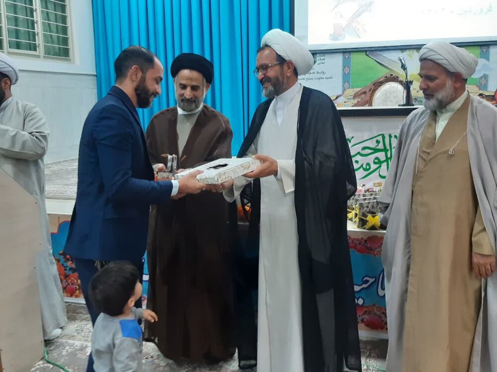 طلاب به سراغ نسل جوان بروند