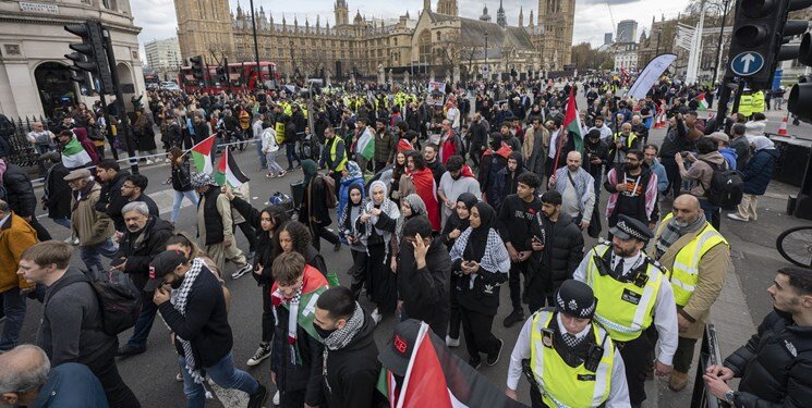 لندن میں صیہونی حکومت کے جرائم کے خلاف ہزاروں افراد نے مظاہرہ کیا + ویڈیو