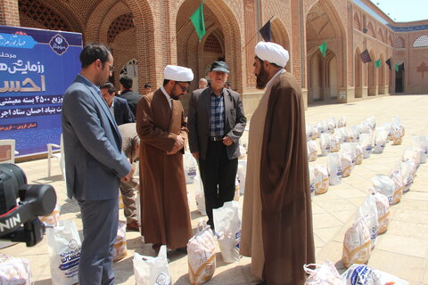 تصاویر / رزمایش مومنانه توزیع 4500 بسته معیشتی با حضور مدیر حوزه علمیه استان قزوین