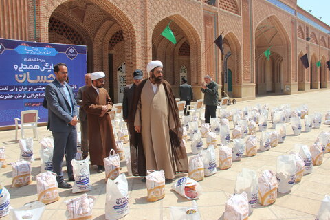 تصاویر / رزمایش مومنانه توزیع 4500 بسته معیشتی با حضور مدیر حوزه علمیه استان قزوین