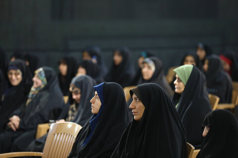 تصاویر / نشست صمیمانه با جمعی از بانوان تأثیرگذار استان قزوین با حضور امام جمعه قزوین