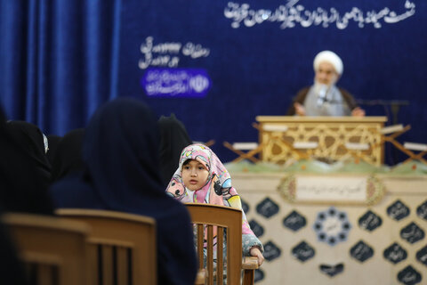 تصاویر / نشست صمیمانه با جمعی از بانوان تأثیرگذار استان قزوین با حضور امام جمعه قزوین