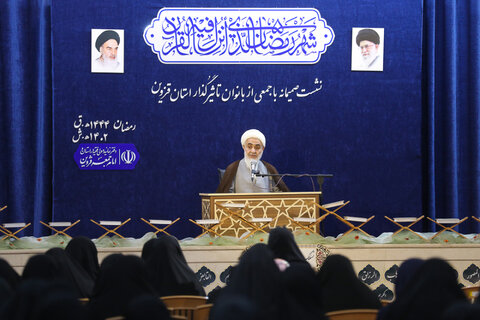 تصاویر / نشست صمیمانه با جمعی از بانوان تأثیرگذار استان قزوین با حضور امام جمعه قزوین