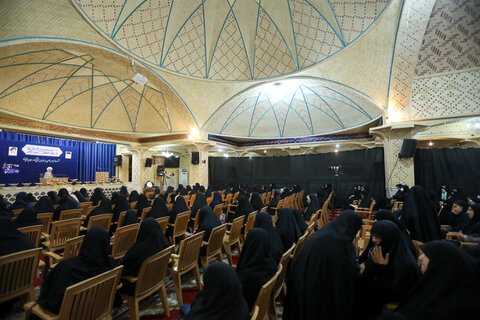 تصاویر / نشست صمیمانه با جمعی از بانوان تأثیرگذار استان قزوین با حضور امام جمعه قزوین