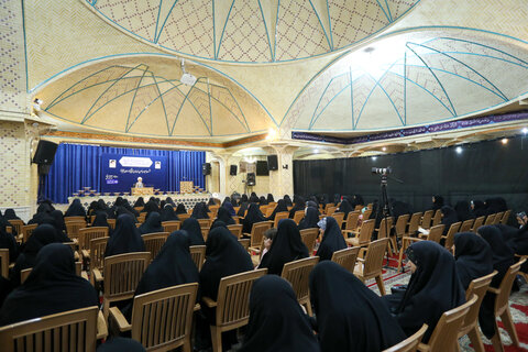 تصاویر / نشست صمیمانه با جمعی از بانوان تأثیرگذار استان قزوین با حضور امام جمعه قزوین