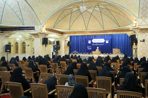 تصاویر / نشست صمیمانه با جمعی از بانوان تأثیرگذار استان قزوین با حضور امام جمعه قزوین