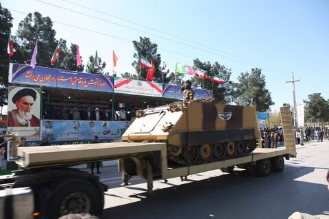 تصاویر/ حضور آیت الله علماء در رژه روز ارتش در کرمانشاه