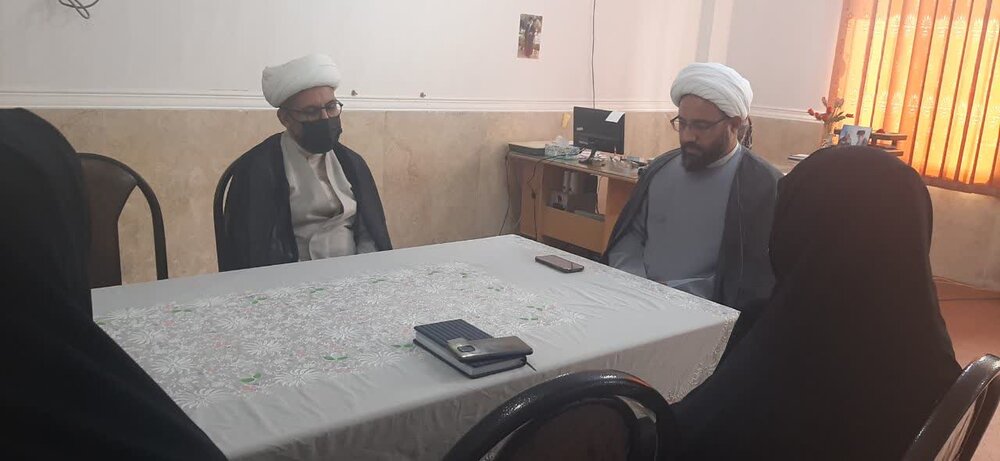 امور مدیریتی و آموزشی مدارس علمیه خواهران به خانم ها واگذار شود