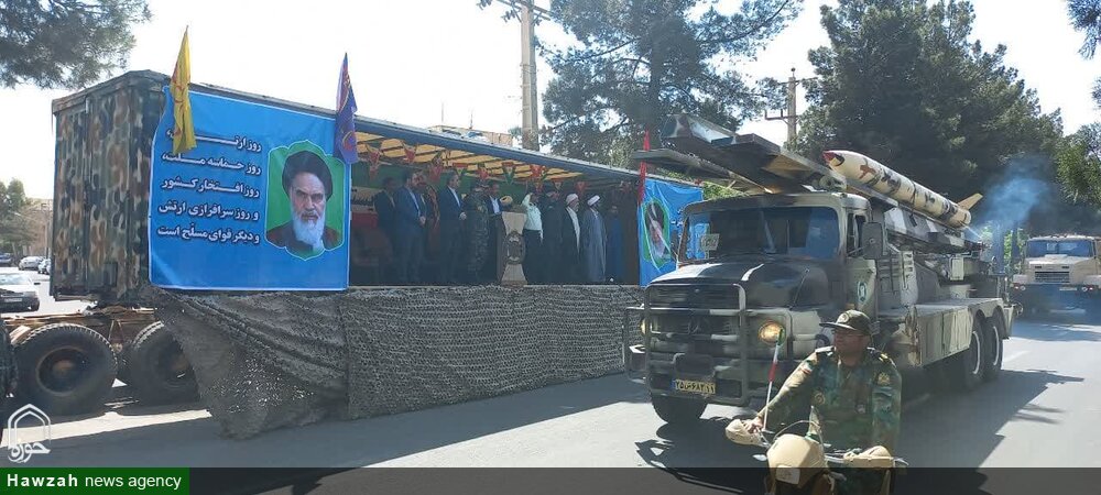 رژه نیروهای مسلح در آران و بیدگل برگزار شد + عکس