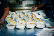 تصاویر/ تهیه و توزیع افطاری و بسته‌های غذایی برای نیازمندان در اصفهان