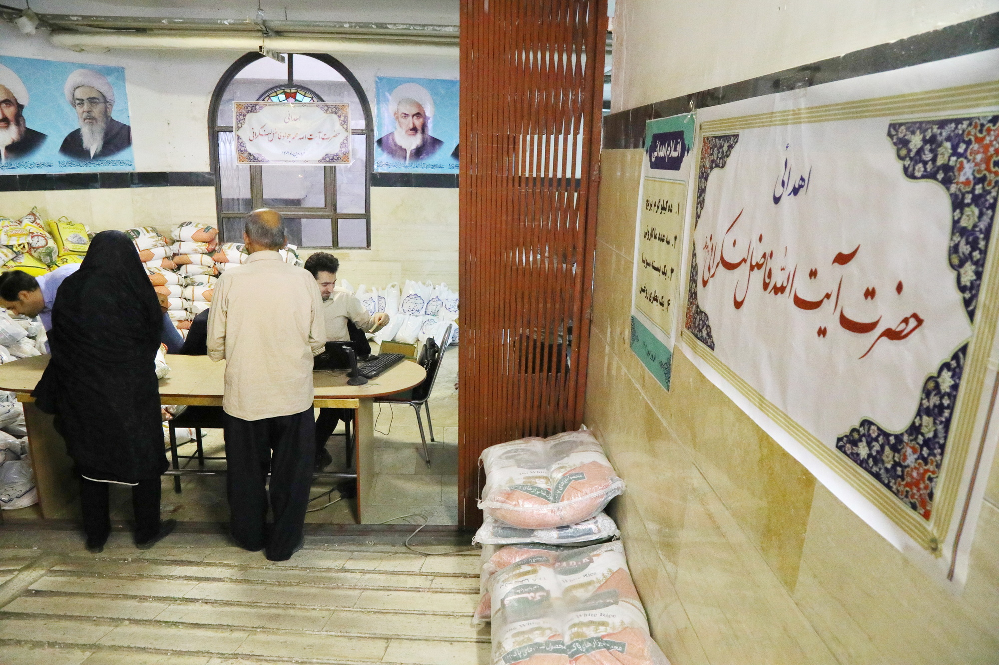 تصاویر / توزیع ۳۰ هزار بسته معیشتی ماه مبارک رمضان توسط بیت مرحوم آیت‌الله العظمی فاضل لنکرانی