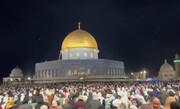 27वीं रमज़ान उल मुबारक की रात में फिलिस्तीनियों की मस्जिद ए अलअक्सा में बड़ी संख्या में उपस्थिति