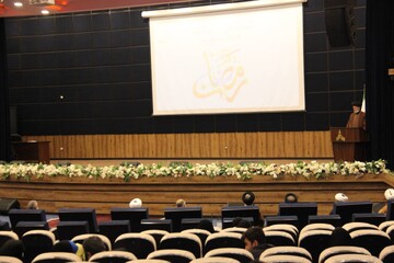 سنگ بنای اخلاقِ انسان باید در خانواده نهاده شود