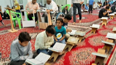 تصاویر/ تجلیل از قاریان و فعالان قرآنی در ماه مبارک رمضان مسجد امام حسین (ع) قشم