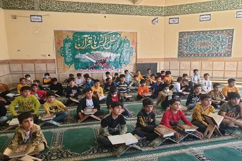 محفل اُنس جوانان با قرآن در مدرسه علمیه سرپل ذهاب