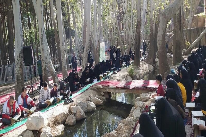 محفل اُنس با قرآن در پارک توحید شهر هرسین برگزار شد + عکس