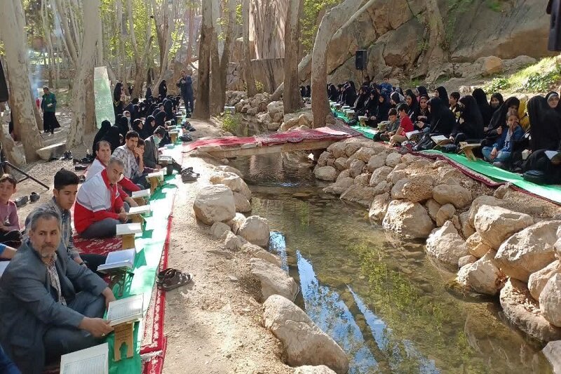 محفل اُنس با قرآن در پارک توحید شهر هرسین برگزار شد + عکس