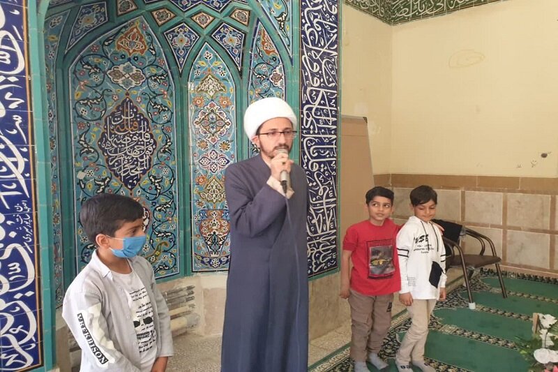 محفل اُنس با قرآن دانش آموزان در مدرسه علمیه سرپل ذهاب + عکس