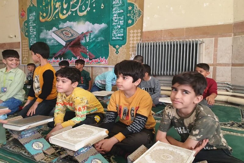 محفل اُنس با قرآن دانش آموزان در مدرسه علمیه سرپل ذهاب + عکس