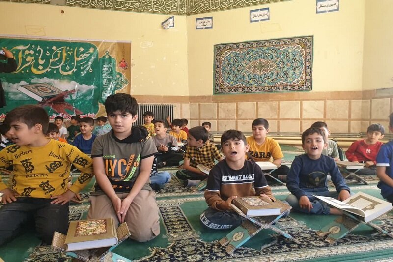 محفل اُنس با قرآن دانش آموزان در مدرسه علمیه سرپل ذهاب + عکس 