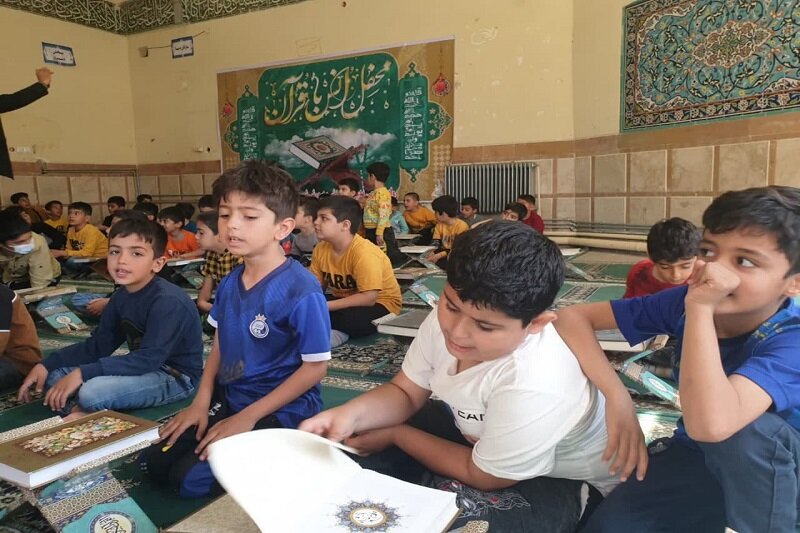 محفل اُنس با قرآن دانش آموزان در مدرسه علمیه سرپل ذهاب + عکس