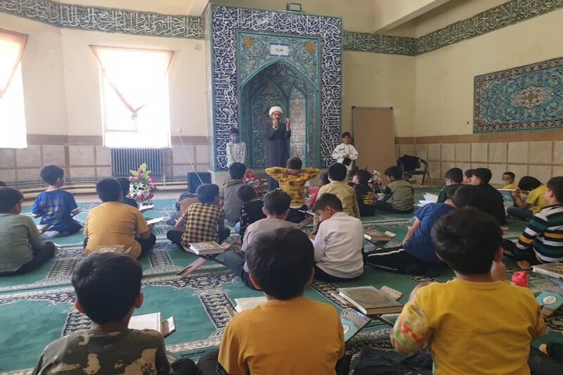 محفل اُنس با قرآن دانش آموزان در مدرسه علمیه سرپل ذهاب + عکس 