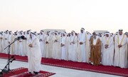 قطری ها نماز عید فطر را با حضور پادشاه برگزار کردند + تصاویر