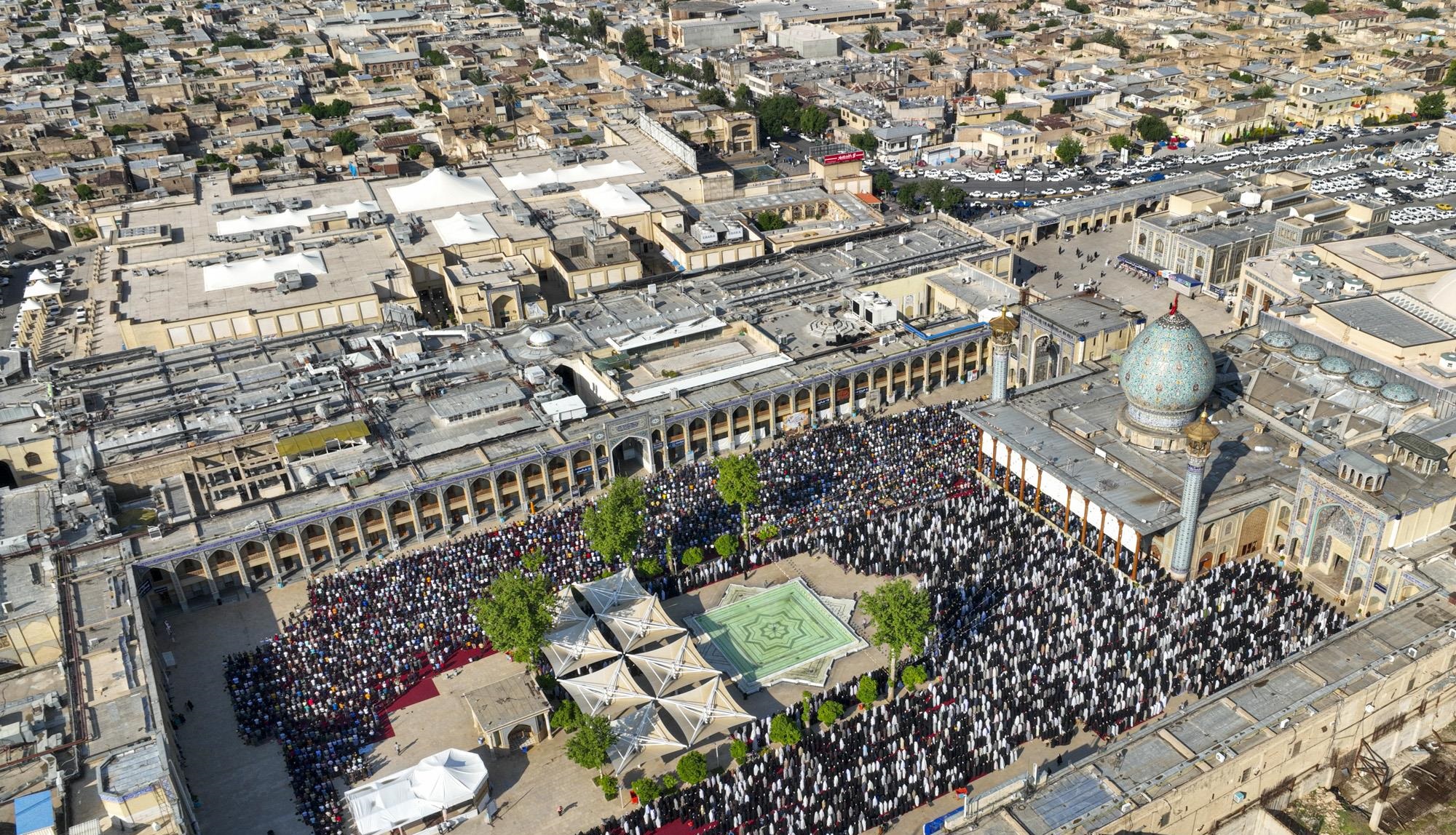 تصاویر/  اقامه باشکوه نماز عید سعید فطر در حرم مطهر حضرت شاهچراغ(ع) شیراز