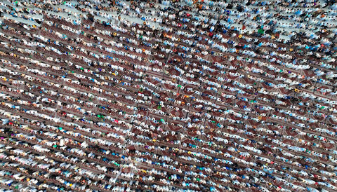 تصاویری زیبای از برگزاری نماز عید سعید فطر در کربلای معلی