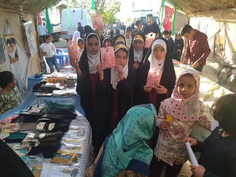 برگزاری نمایشگاه عفاف و حجاب توسط طلاب مدرسه علمیه کوثر زرندیه