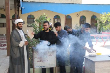 تصاویر/ حال و هوای حضور دانش آموزان بین طلاب در مدرسه علمیه خورموج