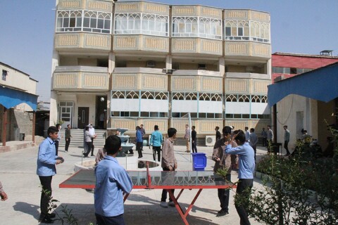 حال و هوای حضور دانش آموزان بین طلاب در مدرسه علمیه خورموج
