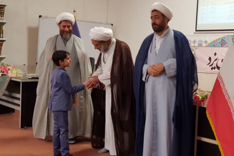 تصاویر/ تجلیل از برگزیدگان استانی پنجمین جشنواره قرآن و عترت حوزه در یزد