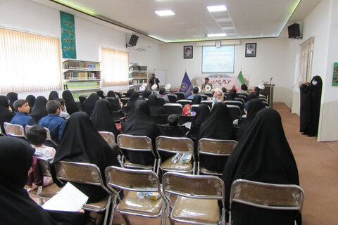 تصاویر/ تجلیل از برگزیدگان استانی پنجمین جشنواره قرآن و عترت حوزه در یزد