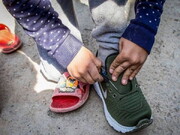 عیدی دفتر یک مرجع تقلید به مناطق محروم کهگیلویه و بویراحمد / توزیع ۱۳ هزار جفت کفش