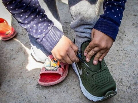 اهدای کفش به نیازمندان