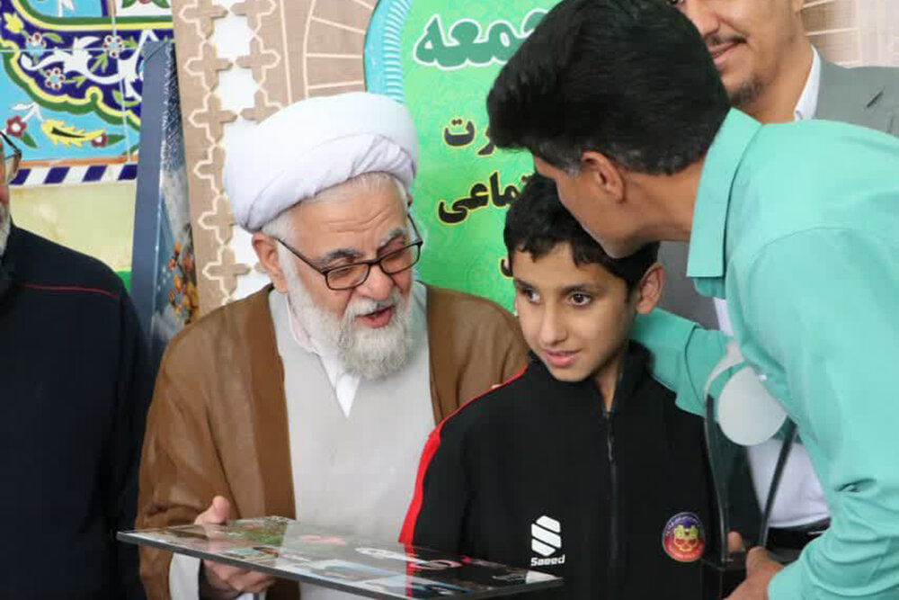 اهدای تندیس «پهلوان ناصر علی» به نوجوان موذن اشکذری