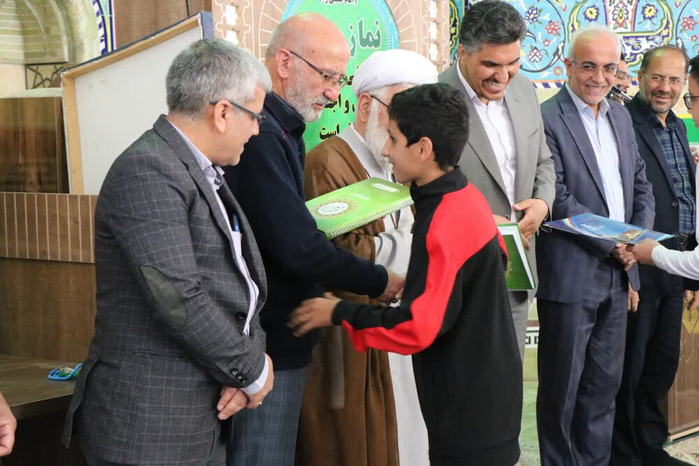 اهدای تندیس «پهلوان ناصر علی» به نوجوان موذن اشکذری