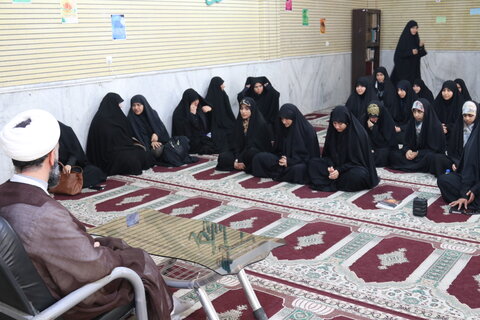 تصاویر/نشست مدیر حوزه علمیه خواهران بوشهر با طلاب مدرسه الزهرا س عسلویه