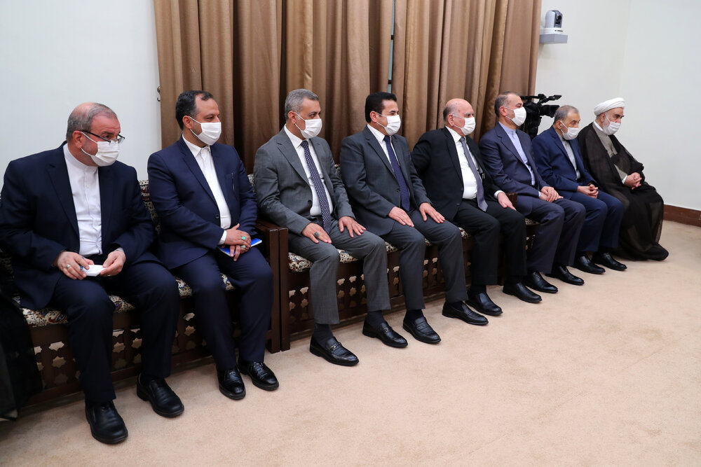 امریکی، عراق کے دوست نہیں ہیں اور عراق میں ایک امریکی کی موجودگي بھی زیادہ ہے: رہبر انقلاب اسلامی