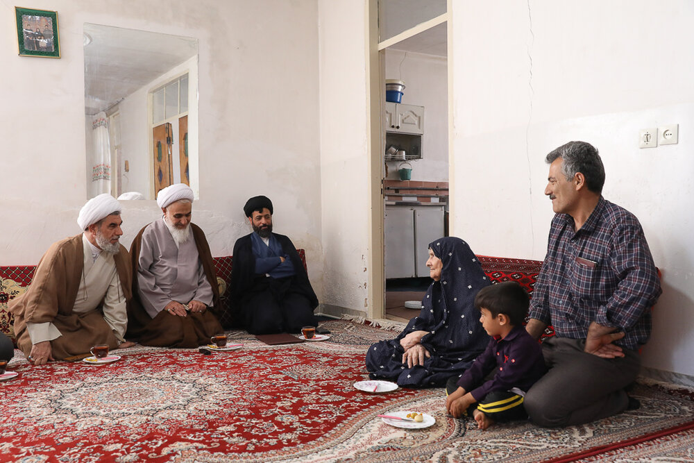 دیدار نماینده ولی فقیه در استان قزوین با خانواده شهید جوشقانی+ عکس