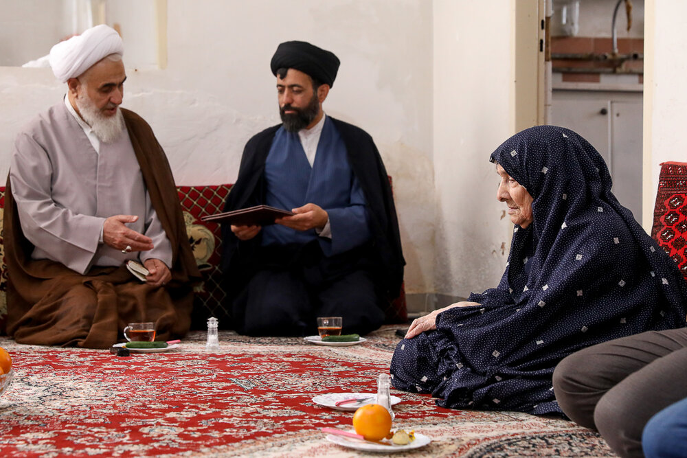 دیدار نماینده ولی فقیه در استان قزوین با خانواده شهید جوشقانی+ عکس