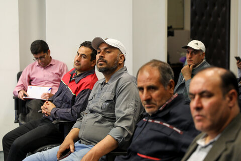 تصاویر / دیدار جمعی از کارگران نمونه استان با نماینده ولی فقیه در استان قزوین