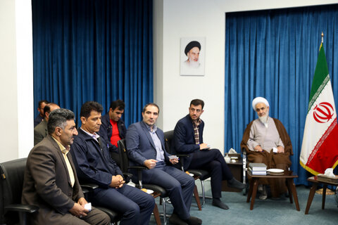 تصاویر / دیدار جمعی از کارگران نمونه استان با نماینده ولی فقیه در استان قزوین
