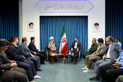 تصاویر / دیدار جمعی از کارگران نمونه استان با نماینده ولی فقیه در استان قزوین