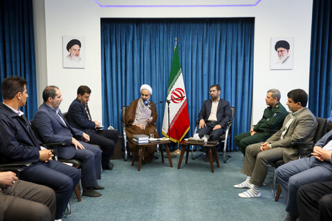 تصاویر / دیدار جمعی از کارگران نمونه استان با نماینده ولی فقیه در استان قزوین