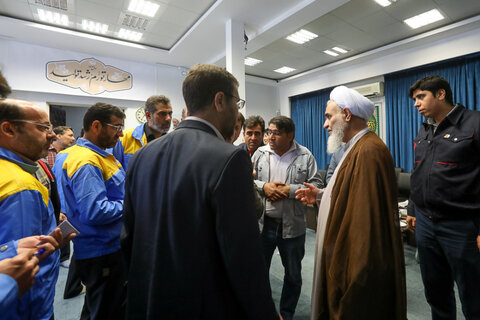 تصاویر / دیدار جمعی از کارگران نمونه استان با نماینده ولی فقیه در استان قزوین