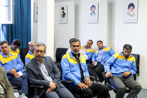 تصاویر / دیدار جمعی از کارگران نمونه استان با نماینده ولی فقیه در استان قزوین