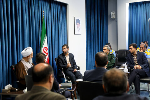 تصاویر / دیدار جمعی از کارگران نمونه استان با نماینده ولی فقیه در استان قزوین